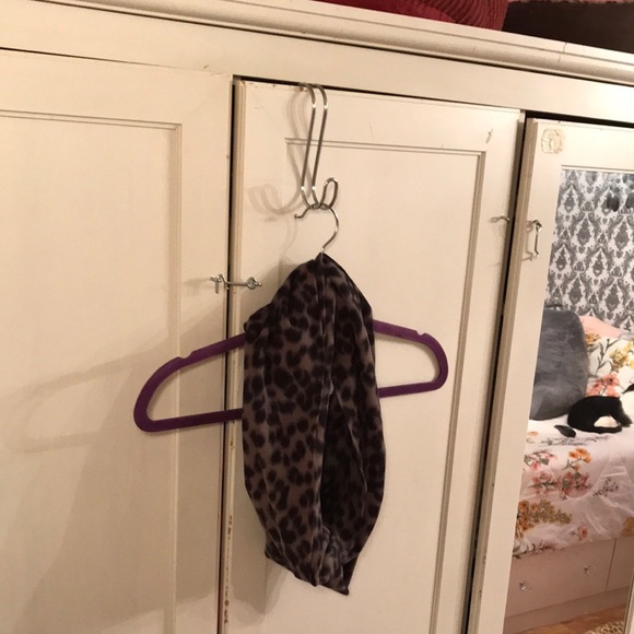 Old Navy Leopard Print Infinity Scarf - Picture 4 of 6